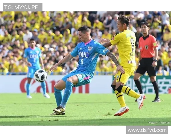 足球明星在赛场上失控的瞬间揭示了他们人性的脆弱与激情的碰撞